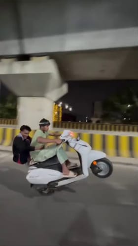 ಬೆಂಗಳೂರು ಡಬಲ್ ಡೆಕ್ಕರ್ ಫ್ಲೈವರ್​ನಲ್ಲಿ ಪುಂಡರ ವ್ಹೀಲಿಂಗ್