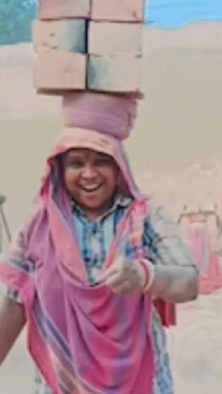 ತಲೆ ಮೇಲೆ ಇಟ್ಟಿಗೆಗಳನ್ನು ಹೊತ್ತು ಹಳ್ಳಿಯ ಮಹಿಳೆಯರಿಂದ ಡ್ಯಾನ್ಸ್