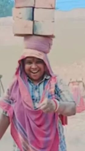 ತಲೆ ಮೇಲೆ ಇಟ್ಟಿಗೆಗಳನ್ನು ಹೊತ್ತು ಹಳ್ಳಿಯ ಮಹಿಳೆಯರಿಂದ ಡ್ಯಾನ್ಸ್