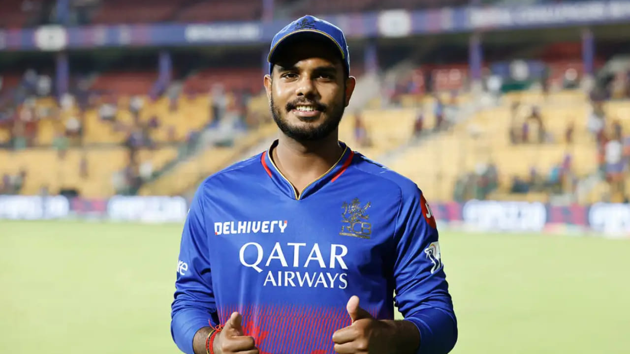 ವೈಯಕ್ತಿಕ ಜೀವನದಲ್ಲಿ ಎದ್ದಿರುವ ಬಿರುಗಾಳಿಗೆ ಸಿಲುಕಿ ಒದ್ದಾಡುತ್ತಿರುವ ಯಶ್ ದಯಾಳ್ ತಮ್ಮ ವೃತ್ತಿಜೀವನಕ್ಕೆ ವಿದಾಯ ಹೇಳಿದಂತೆ ಕಾಣುತ್ತಿದೆ. ಏಕೆಂದರೆ ಕಳೆದೊಂದು ವರ್ಷದಿಂದ ದಯಾಳ್ ದೇಶಿಯ ಕ್ರಿಕೆಟ್​ನಲ್ಲೂ ಕಾಣಿಸಿಕೊಂಡಿಲ್ಲ. ಇದೀಗ ಐಪಿಎಲ್ ಆರಂಭಕ್ಕೆ ಕೆಲವೇ ದಿನ ಬಾಕಿ ಉಳಿದಿದೆಯಾದರೂ ಆರ್​ಸಿಬಿ ತಂಡದಲ್ಲಿ ಯಶ್ ದಯಾಳ್ ಎಲ್ಲಿಯೂ ಕಾಣಿಸಿಕೊಂಡಿಲ್ಲ.