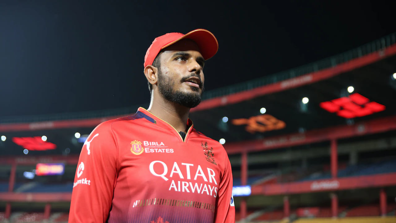 ಹೀಗಾಗಿ ಕ್ರಿಕೆಟ್​ನಿಂದ ದೂರ ಉಳಿದಿರುವ ಯಶ್ ದಯಾಳ್​ಗೆ ಆರ್​ಸಿಬಿ ತಂಡದಿಂದ ಗೇಟ್​ಪಾಸ್ ನೀಡಲಾಗಿದೆ ಎಂಬ ಸುದ್ದಿ ಹರಿದಾಡುತ್ತಿದೆ. ಇದರ ಬಗ್ಗೆ ಫ್ರಾಂಚೈಸಿಯಿಂದ ಯಾವುದೇ ಅಧಿಕೃತ ಮಾಹಿತಿ ಹೊರಬಿದ್ದಿಲ್ಲ. ಆದಾಗ್ಯೂ ತಂಡದ ಬಸ್‌ನಲ್ಲಿನ ಗ್ರಾಫಿಕ್ಸ್‌ನಿಂದ ಯಶ್ ದಯಾಳ್ ಅವರನ್ನು ತೆಗೆದುಹಾಕಿರುವುದರಿಂದ ಈ ವದಂತಿಗಳು ಹರಡುತ್ತಿವೆ. 