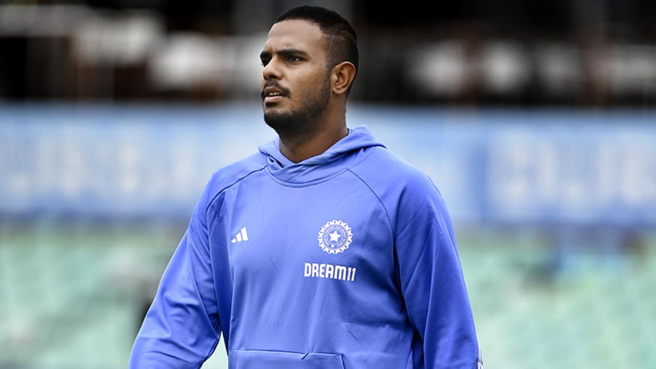 ಟೈಮ್ಸ್ ಆಫ್ ಇಂಡಿಯಾ ವರದಿಯ ಪ್ರಕಾರ, ಯಶ್ ದಯಾಳ್ ಕ್ರಿಕೆಟ್‌ನಿಂದ ದೂರವಿದ್ದು, ಅವರು ತಮ್ಮ ಬಾಲ್ಯದ ಕೋಚ್​ ಸಂಪರ್ಕಕ್ಕೂ ಸಿಗುತ್ತಿಲ್ಲ. ಇದರ ಜೊತೆಗೆ ಕಳೆದ ಸೆಪ್ಟೆಂಬರ್‌ನಲ್ಲಿ ಯಶ್ ದಯಾಳ್ ಅವರಿಗೆ ಸೆಂಟರ್ ಆಫ್ ಎಕ್ಸಲೆನ್ಸ್‌ನಿಂದ ಕರೆ ಹೋಗಿತ್ತಾದರೂ ಅವರು ಸಂಪರ್ಕಕ್ಕೆ ಸಿಕ್ಕಿರಲಿಲ್ಲ ಎಂದು ಯುಪಿಸಿಎ ಅಧಿಕಾರಿಯೊಬ್ಬರು ತಿಳಿಸಿದ್ದಾರೆ. ಅಲ್ಲದೆ ದಯಾಳ್ ತಮ್ಮ ಫೋನ್ ನಂಬರ್ ಅನ್ನು ಸಹ ಬದಲಾಯಿಸಿದ್ದಾರೆ ಎಂದು ವರದಿಯಾಗಿತ್ತು. 
