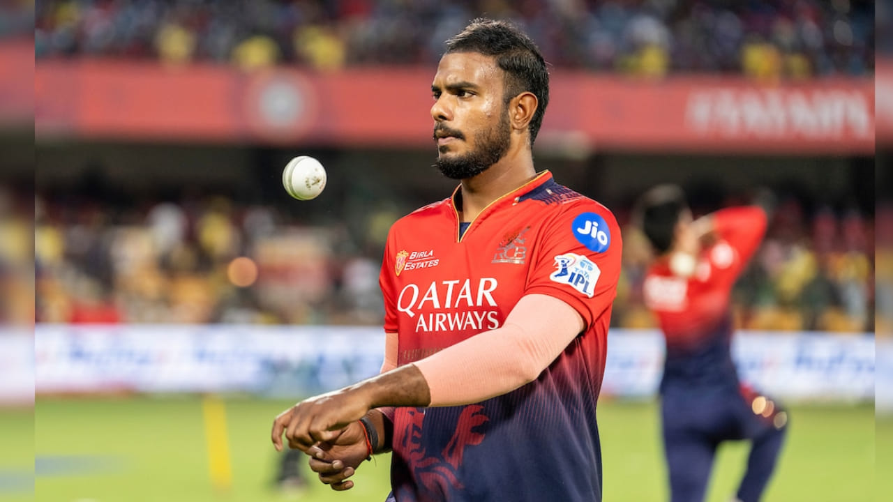 ವಾಸ್ತವವಾಗಿ 2025 ರ ಐಪಿಎಲ್ ಫೈನಲ್​ನಲ್ಲಿ ಆರ್​ಸಿಬಿ ತಂಡವನ್ನು ಚಾಂಪಿಯನ್ ಮಾಡಿದ ಬಳಿಕ ತಂಡದೊಂದಿಗೆ ಸಂಭ್ರಮಾಚರಣೆ ನಡೆಸಿ ತವರಿಗೆ ಮರಳಿದ್ದ ಯುವ ವೇಗದ ಬೌಲರ್ ಯಶ್ ದಯಾಳ್ ಅದಾದ ಬಳಿಕ ಕ್ರಿಕೆಟ್ ಮೈದಾನದಲ್ಲಿ ಕಾಣಿಸಿಕೊಂಡಿಲ್ಲ. ಸಾರ್ವಜನಿಕವಾಗಿಯೂ ಕಾಣಿಸಿಕೊಂಡಿದ್ದು ತೀರ ಕಡಿಮೆ. ಆದಾಗ್ಯೂ ಅವರು ಕೆಲವೇ ದಿನಗಳ ಹಿಂದೆ ವೈವಾಹಿಕ ಜೀವನಕ್ಕೆ ಕಾಲಿರಿಸಿರುವುದಾಗಿ ವರದಿಯಾಗಿತ್ತು. ಇದಕ್ಕೆ ಪೂರಕವಾಗಿ ಫೋಟೋಗಳು ಕೂಡ ವೈರಲ್ ಆಗಿದ್ದವು.