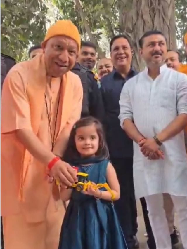 ಬುಲ್ಡೋಜರ್ ಬಾಬಾನಿಂದ ಮಗುವಿಗೆ ಬುಲ್ಡೋಜರ್ ಗಿಫ್ಟ್​​​