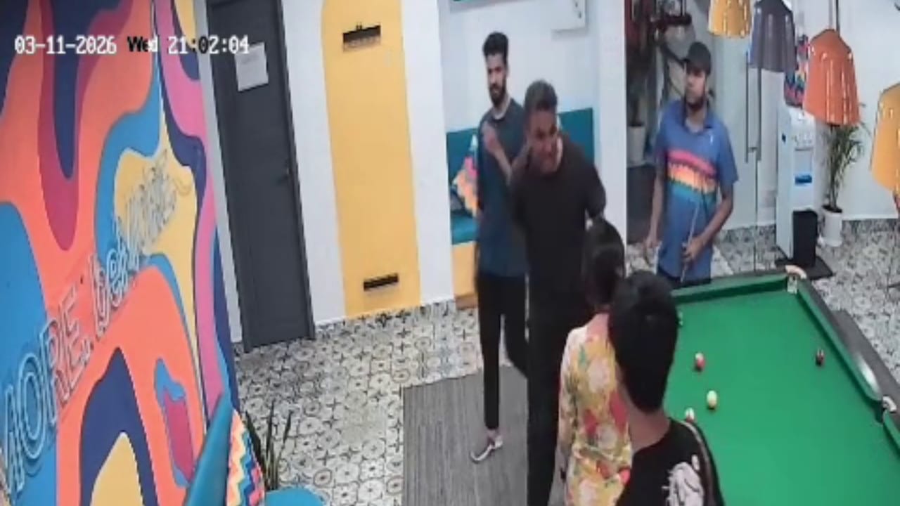 ಬೆಂಗಳೂರು: ಯುವತಿಗೆ ಕಿರುಕುಳ ಕೊಟ್ಟು ಹಲ್ಲೆಗೆ ಯತ್ನ, ಸಿಸಿಟಿವಿಲಿ ಸೆರೆಯಾಯ್ತು ಯುವಕನ ಅಟ್ಟಹಾಸದ ವಿಡಿಯೋ ಬೆಂಗಳೂರು: ಯುವತಿಗೆ ಕಿರುಕುಳ ಕೊಟ್ಟು ಹಲ್ಲೆಗೆ ಯತ್ನ, ಸಿಸಿಟಿವಿಲಿ ಸೆರೆಯಾಯ್ತು ಯುವಕನ ಅಟ್ಟಹಾಸದ ವಿಡಿಯೋ