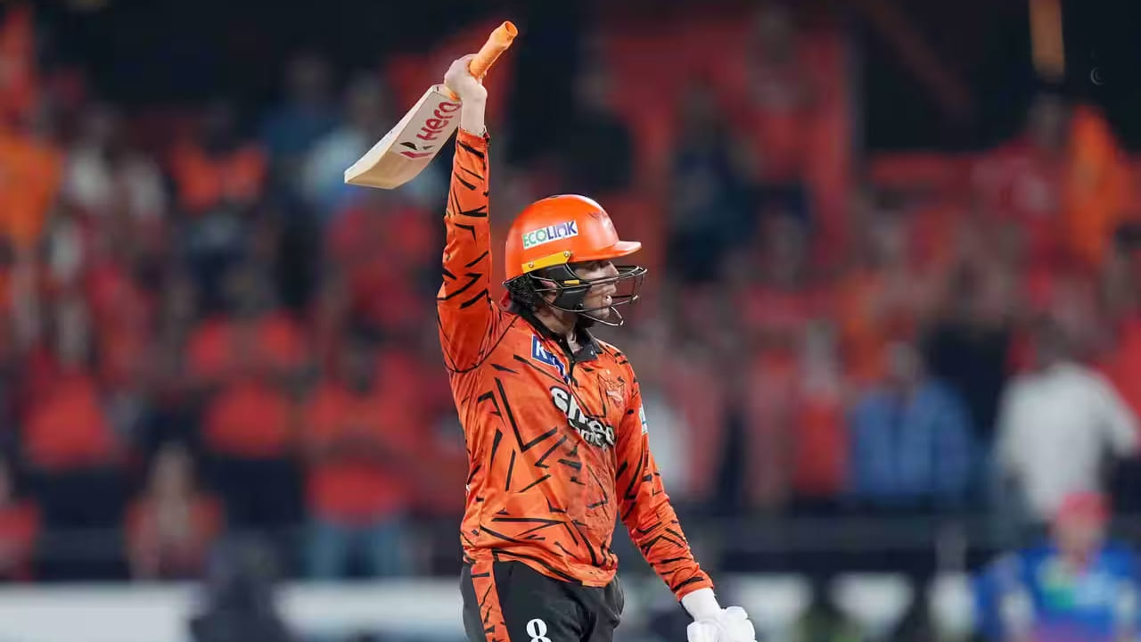 ಹೈದರಾಬಾದ್​ನ ರಾಜೀವ್ ಗಾಂಧಿ ಇಂಟರ್​ನ್ಯಾಷನಲ್ ಸ್ಟೇಡಿಯಂನಲ್ಲಿ ನಡೆದ ಡೆಲ್ಲಿ ಕ್ಯಾಪಿಟಲ್ಸ್​ ವಿರುದ್ಧದ ಪಂದ್ಯದಲ್ಲಿ ಸನ್​ರೈಸರ್ಸ್ ಹೈದರಾಬಾದ್ ಪರ ಆರಂಭಿಕನಾಗಿ ಕಣಕ್ಕಿಳಿದ ಅಭಿಷೇಕ್ ಶರ್ಮಾ 68 ಎಸೆತಗಳಲ್ಲಿ 10 ಫೋರ್ ಹಾಗೂ 10 ಸಿಕ್ಸರ್​ಗಳೊಂದಿಗೆ ಅಜೇಯ 135 ರನ್​ ಬಾರಿಸಿದರು.