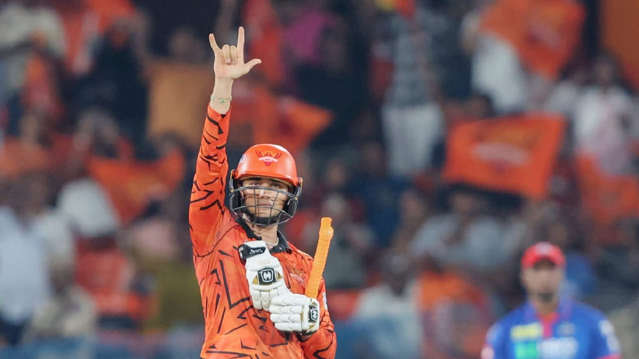 ಈ 135 ರನ್​ಗಳೊಂದಿಗೆ ಐಪಿಎಲ್​ ಇತಿಹಾಸದಲ್ಲಿ ಎರಡು ಬಾರಿ 130+ ಸ್ಕೋರ್​ ಗಳಿಸಿದ ಏಕೈಕ ಬ್ಯಾಟರ್ ಎನಿಸಿಕೊಂಡಿದ್ದಾರೆ. ಅಂದರೆ ಐಪಿಎಲ್​ನಲ್ಲಿ ಯಾವುದೇ ಬ್ಯಾಟರ್ 2 ಬಾರಿ 130+ ರನ್​ಗಳ ವೈಯುಕ್ತಿಕ ಇನಿಂಗ್ಸ್ ಆಡಿಲ್ಲ. ಇದೀಗ ಅಭಿಷೇಕ್ ಶರ್ಮಾ 2 ಶತಕಗಳೊಂದಿಗೆ ಈ ಸಾಧನೆ ಮಾಡಿದ್ದಾರೆ.