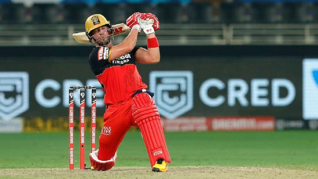 ಎಬಿ ಡಿವಿಲಿಯರ್ಸ್: ಜಸ್ಪ್ರೀತ್ ಬುಮ್ರಾ ಓವರ್ನಲ್ಲಿ ಐಪಿಎಲ್ನಲ್ಲಿ ಅತೀ ಹೆಚ್ಚು ಸಿಕ್ಸ್ ಬಾರಿಸಿದ ದಾಖಲೆ ಆರ್ಸಿಬಿ ತಂಡದ ಮಾಜಿ ಆಟಗಾರ ಎಬಿ ಡಿವಿಲಿಯರ್ಸ್ ಹೆಸರಿನಲ್ಲಿದೆ. 13 ಇನಿಂಗ್ಸ್ಗಳಲ್ಲಿ ಬುಮ್ರಾರನ್ನು ಎದುರಿಸಿದ್ದ ಎಬಿಡಿ ಒಟ್ಟು 8 ಸಿಕ್ಸ್ ಸಿಡಿಸಿ ಈ ದಾಖಲೆ ನಿರ್ಮಿಸಿದ್ದಾರೆ.