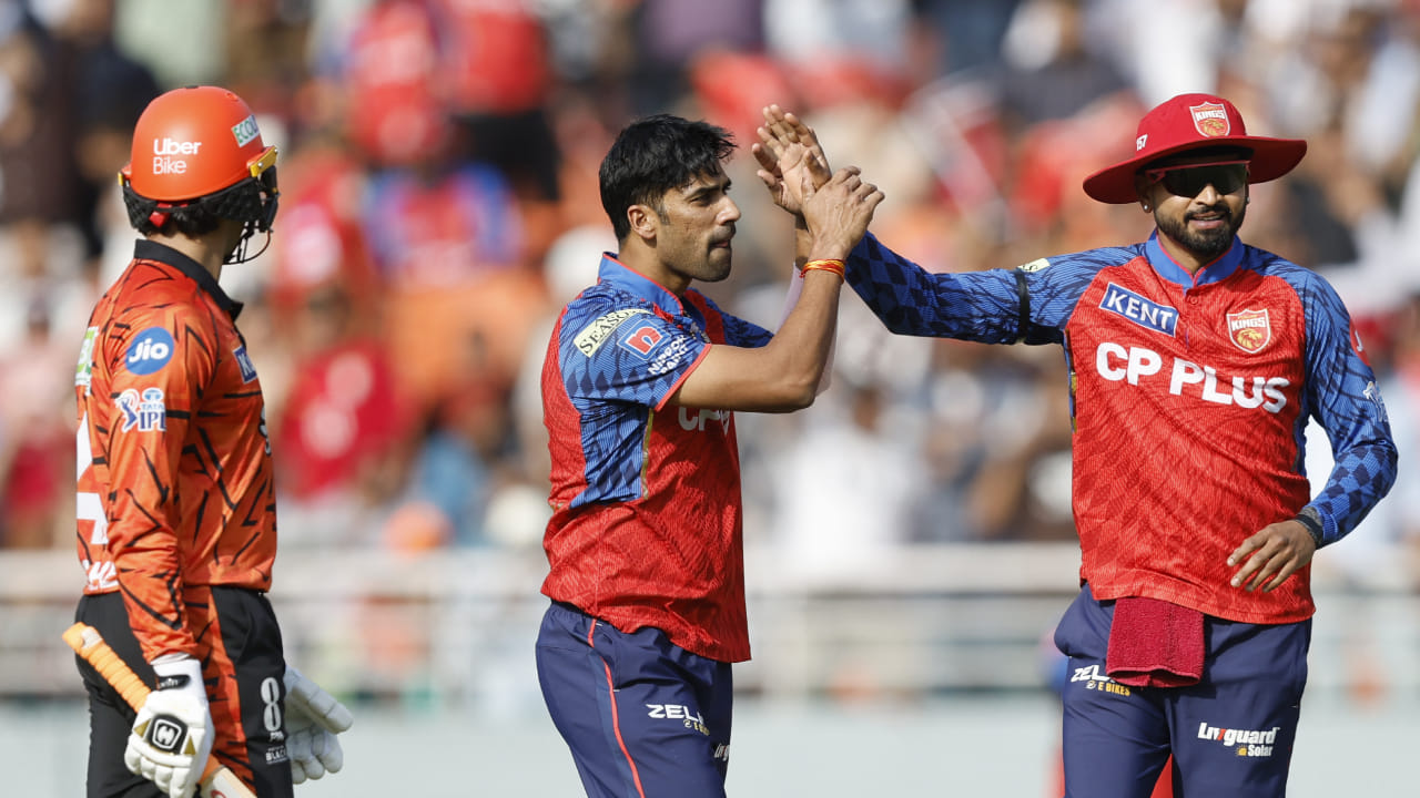 ಆರಂಭಿಕರ ಈ ಅಬ್ಬರದ ಪ್ರದರ್ಶನದ ಹೊರತಾಗಿಯೂ ಸನ್ರೈಸರ್ಸ್ ಹೈದರಾಬಾದ್ ತಂಡ 250 ರನ್ ದಾಖಲಿಸುವಲ್ಲಿ ಎಡವಿತು. ಆರಂಭಿಕರ ವಿಕೆಟ್ ಪತನದ ಬಳಿಕ ಬಂದವರು ಹೆಚ್ಚು ಪರಿಣಾಮಕಾರಿಯಾಗಲಿಲ್ಲ. ಹೀಗಾಗಿ ಸನ್ರೈಸರ್ಸ್ 20 ಓವರ್ಗಳಲ್ಲಿ 219 ರನ್ ಕಲೆಹಾಕಲಷ್ಟೇ ಶಕ್ತವಾಯಿತು.