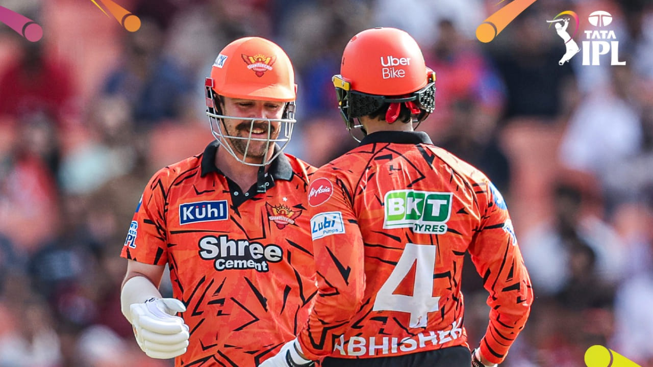 ಮುಲ್ಲನ್ಪುರದಲ್ಲಿ ನಡೆದ ಐಪಿಎಲ್ 2026 ರ 17ನೇ ಪಂದ್ಯದಲ್ಲಿ ಸನ್ರೈಸರ್ಸ್ ಹೈದರಾಬಾದ್ ತಂಡದ ಆರಂಭಿಕರಾಗಿರುವ ಟ್ರಾವಿಸ್ ಹೆಡ್ ಮತ್ತು ಅಭಿಷೇಕ್ ಶರ್ಮಾ ಜೋಡಿ ಪಂಜಾಬ್ ಬೌಲರ್ಗಳನ್ನು ದುಃಸ್ವಪ್ನರಾಗಿ ಕಾಡಿದರು. ಇವರಿಬ್ಬರ ಸಿಕ್ಸರ್ ಮತ್ತು ಬೌಂಡರಿಗಳ ಸುರಿಮಳೆಗೆ ಪವರ್ಪ್ಲೇನಲ್ಲೇ ಸನ್ರೈಸರ್ಸ್ ತಂಡ 100 ರನ್ಗಳ ಗಡಿ ದಾಟಿತು. ಈ ಮೂಲಕ ಐಪಿಎಲ್ನಲ್ಲಿ ಮತ್ತೊಂದು ದಾಖಲೆಯೂ ಸೃಷ್ಟಿಯಾಯಿತು.