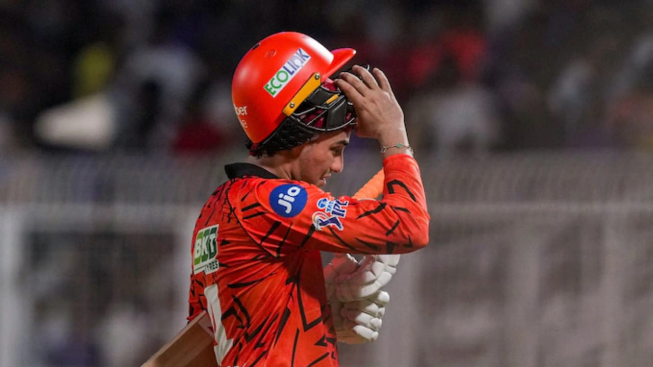 2026 ರ ಟಿ20 ವಿಶ್ವಕಪ್‌ನಲ್ಲಿ ಸತತ ಮೂರು ಬಾರಿ ಶೂನ್ಯಕ್ಕೆ ಔಟಾಗಿ ತಂಡವನ್ನು ಸಂಕಷ್ಟಕ್ಕೆ ಸಿಲುಕಿಸುವ ಕೆಲಸ ಮಾಡಿದ್ದ ಅಭಿಷೇಕ್ ಶರ್ಮಾ ಇದೀಗ ಐಪಿಎಲ್‌ನಲ್ಲಿಯೂ ಸಹ ಸೊನ್ನೆ ಸುತ್ತುವ ಕೆಲಸವನ್ನು ಮುಂದುವರೆಸಿದ್ದಾರೆ. ಲಕ್ನೋ ಸೂಪರ್ ಜೈಂಟ್ಸ್ ವಿರುದ್ಧದ ಪಂದ್ಯದಲ್ಲಿ ಮೊದಲ ಓವರ್‌ನಲ್ಲಿಯೇ ಅವರು ಮೊಹಮ್ಮದ್ ಶಮಿಗೆ ವಿಕೆಟ್ ಒಪ್ಪಿಸಿದರು. 