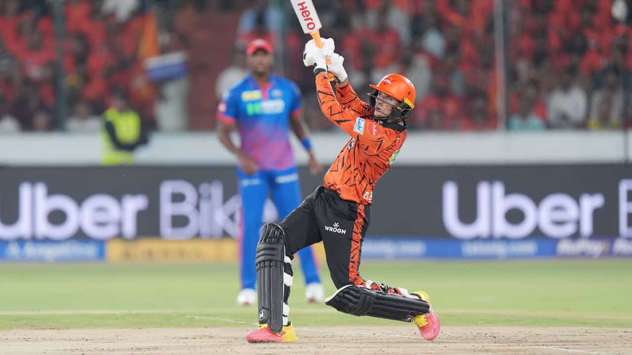SRH vs DC: ಡೆಲ್ಲಿ ವಿರುದ್ಧ ಅಬ್ಬರಿಸಿದ ಅಭಿಷೇಕ್; ಸ್ಫೋಟಕ ಅರ್ಧಶತಕ SRH vs DC: ಡೆಲ್ಲಿ ವಿರುದ್ಧ ಅಬ್ಬರಿಸಿದ ಅಭಿಷೇಕ್; ಸ್ಫೋಟಕ ಅರ್ಧಶತಕ