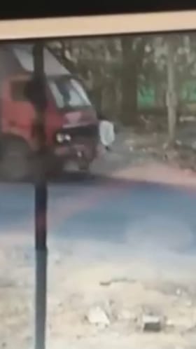 ಆನೇಕಲ್: ರಸ್ತೆ ಬದಿ ನಡೆಯುತ್ತಿದ್ದ ವ್ಯಕ್ತಿಗೆ ರಭಸದಿಂದ ಗುದ್ದಿದ ಲಾರಿ