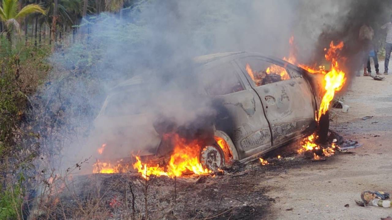 ಡಿಕ್ಕಿ ಹೊಡೆದ ರಭಸಕ್ಕೆ ಹೊತ್ತಿಉರಿದ ಕಾರು: ಮೂವರು ಸಜೀವದಹನ, ಬೃಹತ್ ಗಂಭೀರ