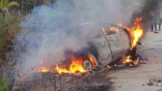 ಡಿಕ್ಕಿ ಹೊಡೆದ ರಭಸಕ್ಕೆ ಹೊತ್ತಿಉರಿದ ಕಾರು: ಓರ್ವ ಸಾವು, ಮೂವರು ಗಂಭೀರ