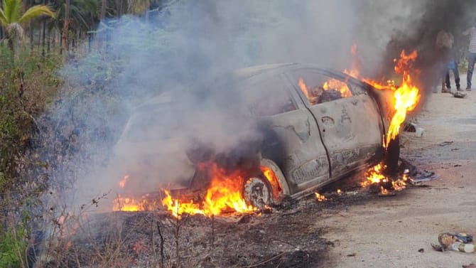 ಡಿಕ್ಕಿ ಹೊಡೆದ ರಭಸಕ್ಕೆ ಹೊತ್ತಿಉರಿದ ಕಾರು: ಓರ್ವ ಸಾವು, ಮೂವರು ಗಂಭೀರ