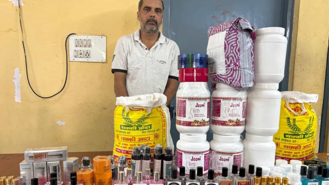 ಆಯುರ್ವೇದ ಔಷಧಿ ಹೆಸರಲ್ಲಿ ಗೋಧಿ ಹಿಟ್ಟಿನ ಮಾರಾಟ: ದೆಹಲಿ ಮೂಲದ ಆರೋಪಿ ಅರೆಸ್ಟ್ ಆಯುರ್ವೇದ ಔಷಧಿ ಹೆಸರಲ್ಲಿ ಗೋಧಿ ಹಿಟ್ಟಿನ ಮಾರಾಟ: ದೆಹಲಿ ಮೂಲದ ಆರೋಪಿ ಅರೆಸ್ಟ್
