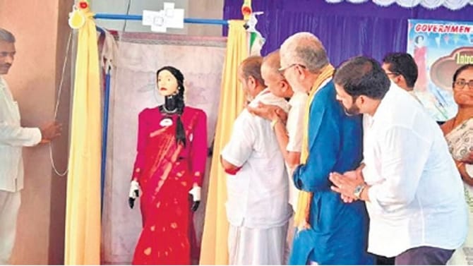 ಕುಂದಾಪುರದ ಸರ್ಕಾರಿ ಶಾಲೆಗೆ ಬಂದ ಎಐ ರೋಬೋಟ್​​ ಟೀಚರ್​!