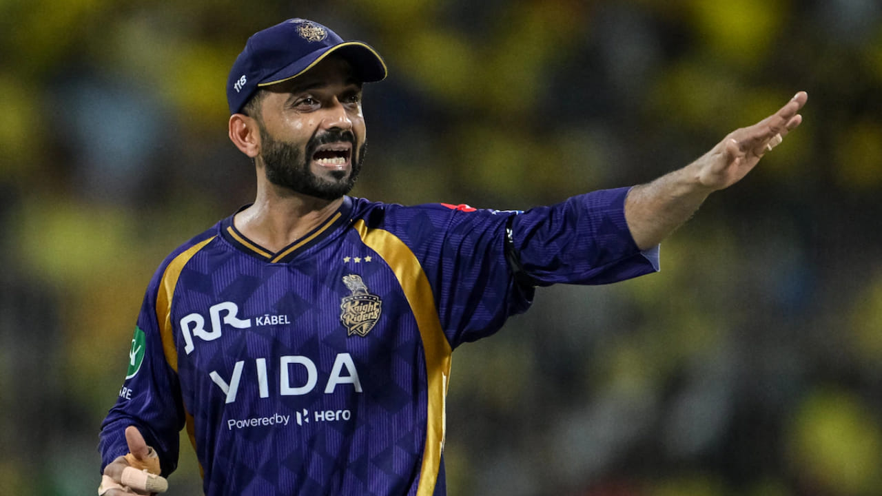 ಕೆಕೆಆರ್ ನಾಯಕ ಅಜಿಂಕ್ಯ ರಹಾನೆ ಕೂಡ ಕಳಪೆ ಫಾರ್ಮ್​ನಿಂದ ಬಳಲುತ್ತಿದ್ದಾರೆ. ಆಡಿರುವ ಏಳು ಪಂದ್ಯಗಳಲ್ಲಿ ಕೇವಲ 152 ರನ್ ಗಳಿಸಿದ್ದಾರೆ. ಹೀಗಾಗಿ ಕೆಕೆಆರ್ ತಂಡವು ಆಡಿರುವ ಏಳು ಪಂದ್ಯಗಳಲ್ಲಿ ಒಂದನ್ನು ಮಾತ್ರ ಗೆದ್ದಿದ್ದು, ಪಾಯಿಂಟ್ಸ್ ಪಟ್ಟಿಯಲ್ಲಿ 10 ನೇ ಸ್ಥಾನದಲ್ಲಿದೆ. ರಹಾನೆ ಪ್ರತಿ ಆವೃತ್ತಿಗೆ 1.5 ಕೋಟಿ ರೂ. ಸಂಬಳ ಪಡೆಯುತ್ತಿದ್ದಾರೆ.
