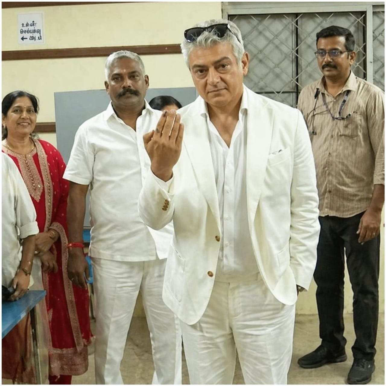 ಕಾಲಿವುಡ್ ನಟ ಅಜಿತ್ ಅವರು ಮುಂಜಾನೆಯೇ ಬಂದು ಮತ ಹಾಕಿದ್ದಾರೆ. ಈ ಮೊದಲು ಅವರು ರೇ್ ಕಾರಣಕ್ಕೆ ವಿದೇಶಕ್ಕೆ ತೆರಳಿದ್ದರು. ಅವರು ಮತ ಹಾಕಲು ಚೆನ್ನೈಗೆ ಬಂದಿದ್ದರು ಎನ್ನಲಾಗಿದೆ. 