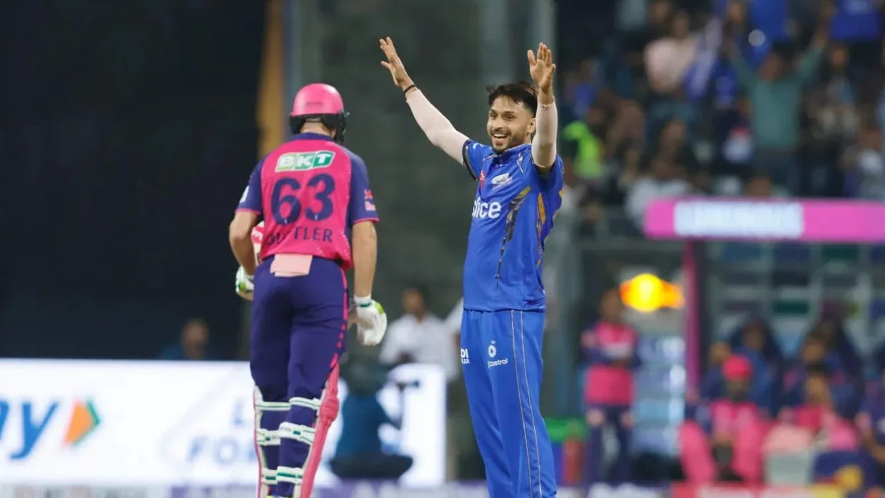 2023 ರ ಐಪಿಎಲ್‌ನಲ್ಲಿ ಅವರು ಆಡಿದ್ದ 8 ಪಂದ್ಯಗಳಲ್ಲಿ 14 ವಿಕೆಟ್‌ಗಳನ್ನು ಕಬಳಿಸಿದ್ದರು. 2024 ರಲ್ಲಿ ಆಡಿದ್ದ 5 ಪಂದ್ಯಗಳಲ್ಲಿ 5 ವಿಕೆಟ್‌ಗಳನ್ನು  ಉರುಳಿಸಿದ್ದ ಆಕಾಶ್ 2025 ರಲ್ಲಿ ರಾಜಸ್ಥಾನ್ ರಾಯಲ್ಸ್ ತಂಡದ ಪರ 4 ಪಂದ್ಯಗಳಲ್ಲಿ 4 ವಿಕೆಟ್‌ಗಳನ್ನು ಕಬಳಿಸಿದ್ದರು. ಡೆತ್ ಓವರ್‌ಗಳಲ್ಲಿ ಪರಿಣಾಮಕಾರಿ ಎನಿಸಿಕೊಂಡಿರುವ ಆಕಾಶ್, ಈ ಆವೃತ್ತಿಯ ಉಳಿದ ಪಂದ್ಯಗಳಲ್ಲಿ ಚೆನ್ನೈ ಸೂಪರ್ ಕಿಂಗ್ಸ್‌ ಪರ ಆಡಲಿದ್ದಾರೆ.