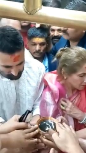 ಅತ್ತೆ ಡಿಂಪಲ್ ಜೊತೆ ಮಹಾಕಾಳೇಶ್ವರನ ದರ್ಶನ ಪಡೆದ ಅಕ್ಷಯ್ ಕುಮಾರ್