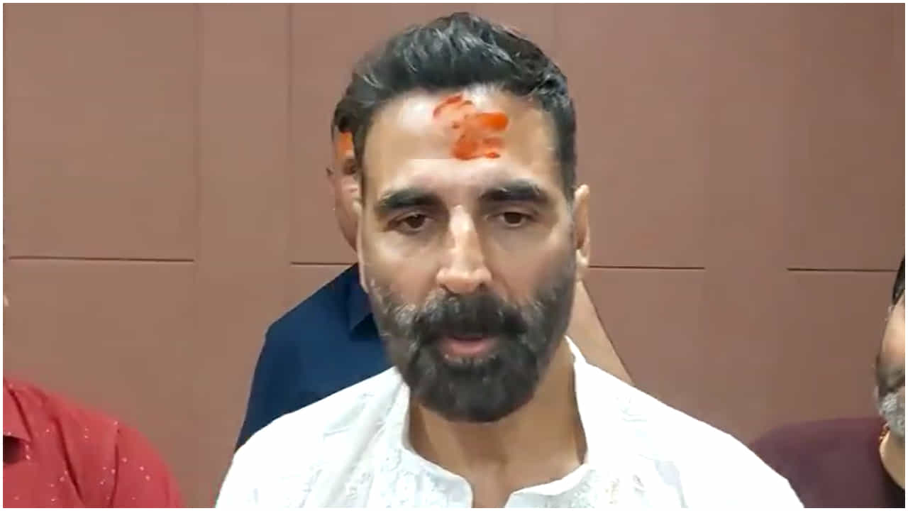 ಸಿನಿಮಾ ಬಿಡುಗಡೆಗೂ ಮುನ್ನ ದೇವರ ಮೊರೆಹೋಗಿ, ‘ಇಡೀ ದೇಶಕ್ಕಾಗಿ ಪ್ರಾರ್ಥಿಸಿದೆ’ ಎಂದ ಅಕ್ಷಯ್ ಕುಮಾರ್ ಸಿನಿಮಾ ಬಿಡುಗಡೆಗೂ ಮುನ್ನ ದೇವರ ಮೊರೆಹೋಗಿ, ‘ಇಡೀ ದೇಶಕ್ಕಾಗಿ ಪ್ರಾರ್ಥಿಸಿದೆ’ ಎಂದ ಅಕ್ಷಯ್ ಕುಮಾರ್