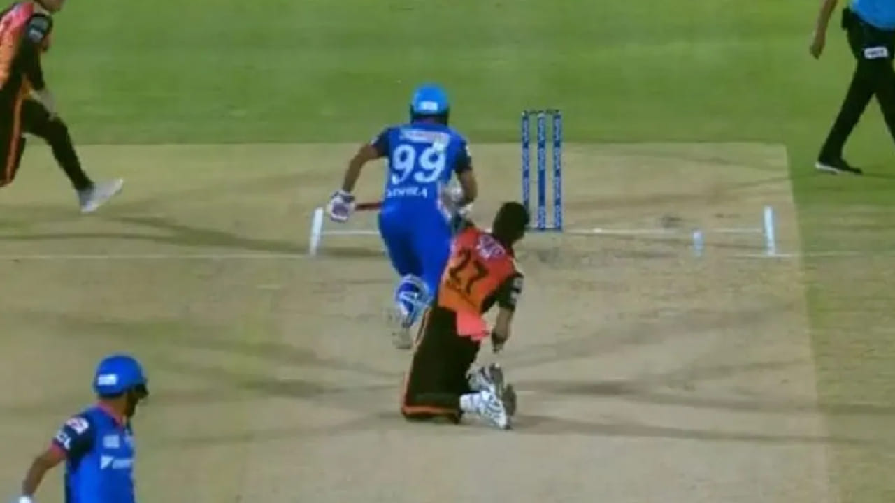 ಅಮಿತ್ ಮಿಶ್ರಾ (2019): ಡೆಲ್ಲಿ ಕ್ಯಾಪಿಟಲ್ಸ್ ಪರ ಆಡುತ್ತಿದ್ದ ಅಮಿತ್ ಮಿಶ್ರಾ, ಸನ್‌ರೈಸರ್ಸ್ ಹೈದರಾಬಾದ್ ವಿರುದ್ಧದ ಪಂದ್ಯದಲ್ಲಿ ರನ್ ಓಡುವಾಗ ತಮ್ಮ ಹಾದಿಯನ್ನು ಬದಲಿಸಿದ್ದರು. ಫೀಲ್ಡರ್ ಎಸೆದ ಚೆಂಡು ಸ್ಟಂಪ್‌ಗೆ ತಗುಲದಂತೆ ತಡೆಯಲು ಅವರು ಪಿಚ್‌ನ ಮಧ್ಯದಲ್ಲಿ ಓಡಿದ್ದರಿಂದ 'ಅಬ್‌ಸ್ಟ್ರಕ್ಟಿಂಗ್ ದ ಫೀಲ್ಡ್' ನಿಯಮದಡಿಯಲ್ಲಿ ಔಟ್ ನೀಡಲಾಗಿತ್ತು.