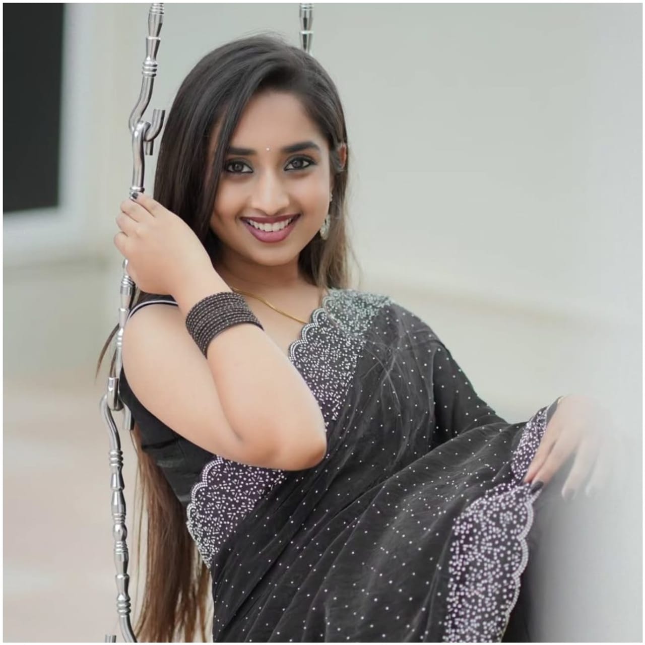 ಬಣ್ಣದ ಲೋಕಕ್ಕೆ ಕಾಲಿಟ್ಟ ಬಳಿಕ ಓದಿನ ಬಗ್ಗೆ ಗಮನ ಹರಿಸೋದು ಎಂದರೆ ಅದು ದೊಡ್ಡ ಚಾಲೆಂಜ್. ಈ ಚಾಲೆಂಜ್ ಅನ್ನು ಅಂಕಿತಾ ಜಯರಾಮ್ ಅವರು ಯಶಸ್ವಿಯಾಗಿ ನಿರ್ವಹಿಸಿದ್ದಾರೆ. ದ್ವಿತೀಯ ಪಿಯುಸಿಯಲ್ಲಿ ಅಂಕಿತಾ ಅವರು  ಶೇ. 97 ಅಂಕ ಪಡೆದು ಸಾಧನೆ ಮಾಡಿದ್ದಾರೆ. ಹಾಗಾದರೆ ಯಾವ ವಿಷಯಕ್ಕೆ ಎಷ್ಟು ಪಡೆದುಕೊಂಡಿದ್ದಾರೆ? ಆ ಬಗ್ಗೆ ಇಲ್ಲಿದೆ ವಿವರ. 