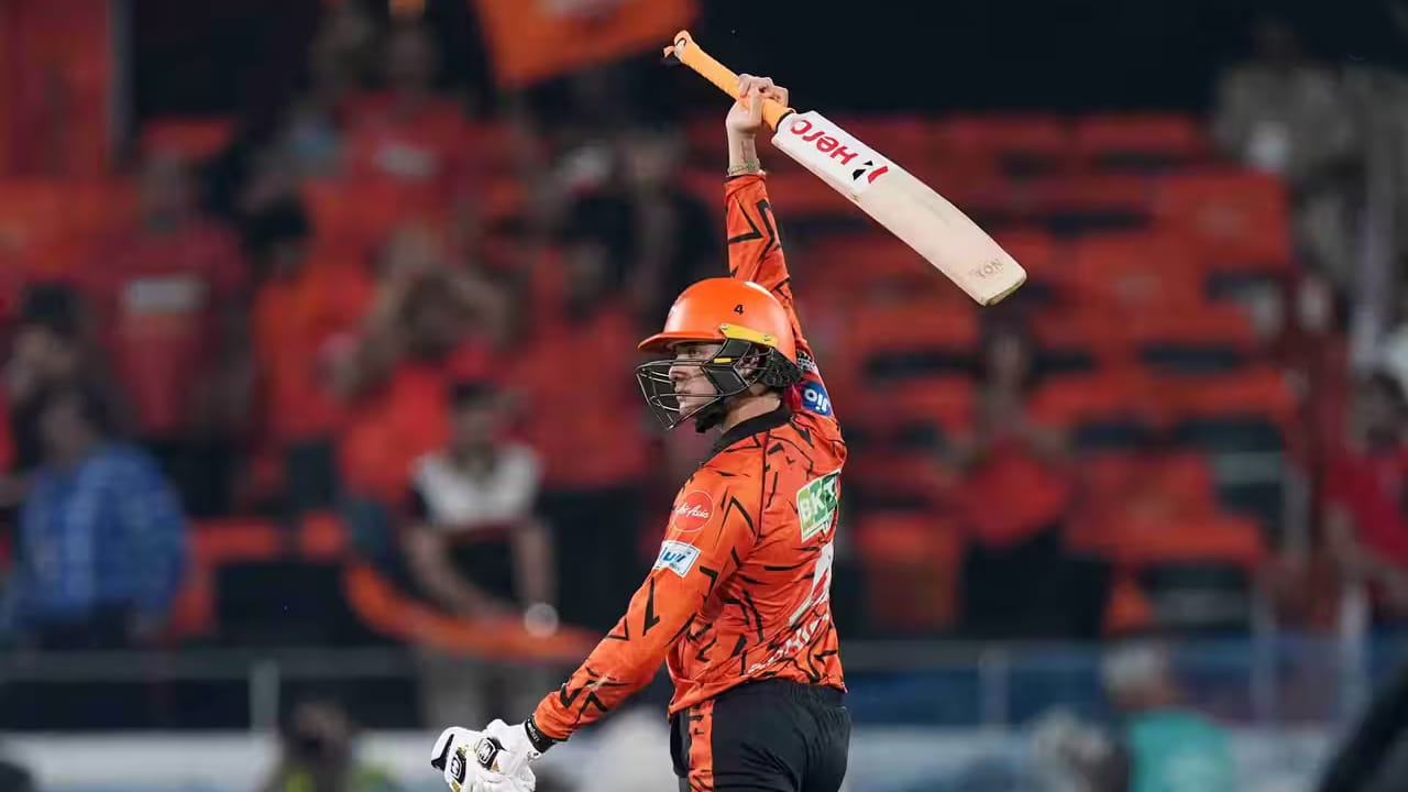 ಹಾಗೆಯೇ ಟಿ20 ಕ್ರಿಕೆಟ್ ಇತಿಹಾಸದಲ್ಲೇ ಅತೀ ಹೆಚ್ಚು 130+ ಸ್ಕೋರ್​ ಗಳಿಸಿದ ಬ್ಯಾಟರ್ ಎಂಬ ವಿಶ್ವ ದಾಖಲೆಯನ್ನು ಸಹ ಅಭಿಷೇಕ್ ಶರ್ಮಾ ತಮ್ಮದಾಗಿಸಿಕೊಂಡಿದ್ದಾರೆ. ಅಭಿಷೇಕ್ ಈವರೆಗೆ ಟಿ20 ಕ್ರಿಕೆಟ್​​ನಲ್ಲಿ 4 ಬಾರಿ 130+ ಸ್ಕೋರ್​ಗಳಿಸಿದ್ದಾರೆ. ಈ ಮೂಲಕ ಕ್ರಿಸ್ ಗೇಲ್ (3 ಬಾರಿ) ಹೆಸರಿನಲ್ಲಿದ್ದ ವಿಶ್ವ ದಾಖಲೆಯನ್ನು ಅಳಿಸಿ ಹಾಕಿದ್ದಾರೆ.