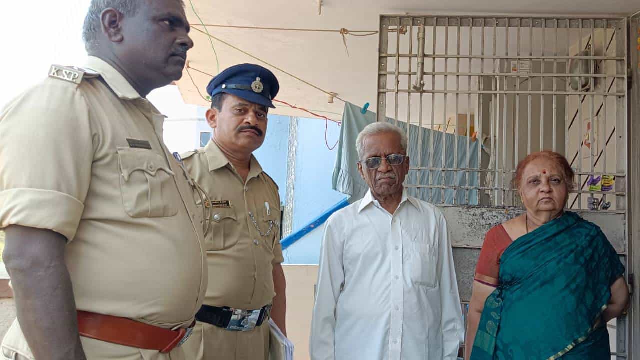 ವಯೋವೃದ್ದರು, ಮಹಿಳೆಯರ ಪಾಲಿಗೆ ‘ಆಸರೆ’: ಒಂಟಿ ಬದುಕಿಗೆ ಬೆನ್ನೆಲುಬಾದ ಪೊಲೀಸ್ ಭರವಸೆ ವಯೋವೃದ್ದರು, ಮಹಿಳೆಯರ ಪಾಲಿಗೆ ‘ಆಸರೆ’: ಒಂಟಿ ಬದುಕಿಗೆ ಬೆನ್ನೆಲುಬಾದ ಪೊಲೀಸ್ ಭರವಸೆ