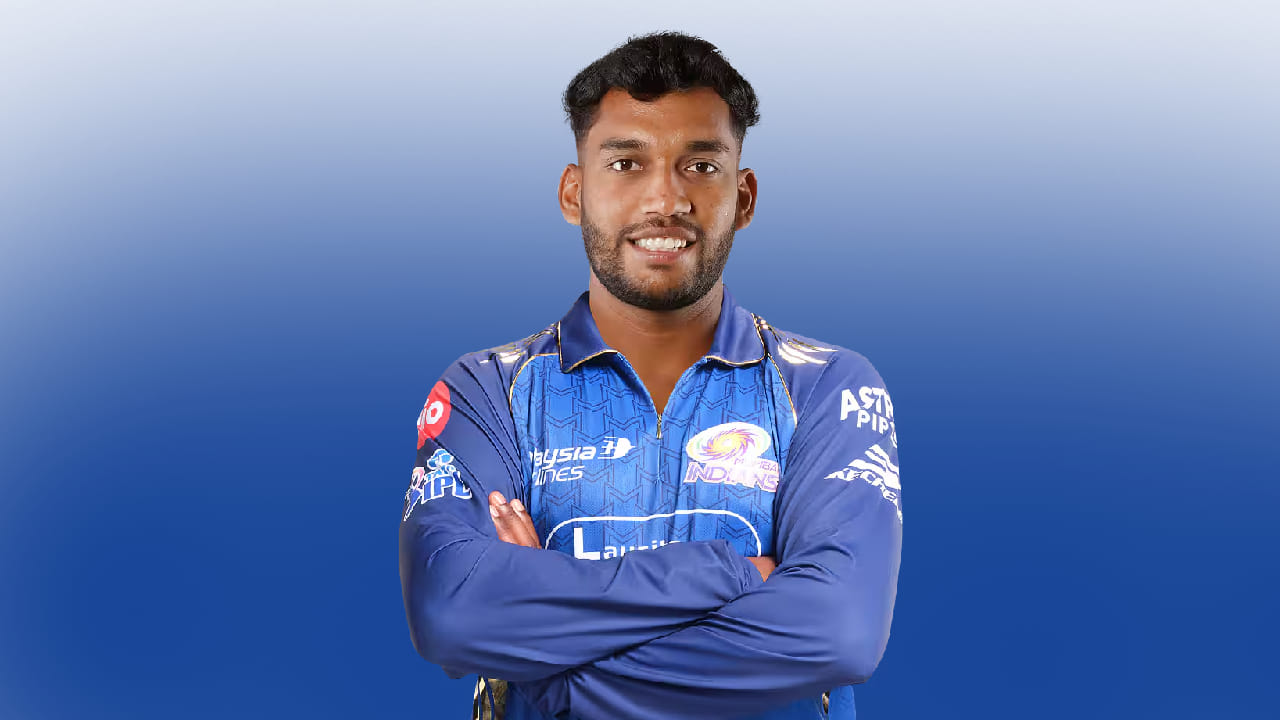 ಅಥರ್ವ ಅಂಕೋಲೇಕರ್:  ಮುಂಬೈ ಇಂಡಿಯನ್ಸ್ ತಂಡದ ಯುವ ಆಟಗಾರ ಅಥರ್ವ ಅಂಕೋಲೇಕರ್ ಗಾಯದ ಸಮಸ್ಯೆಯಿಂದ ಬಳಲುತ್ತಿದ್ದಾರೆ. ಹೀಗಾಗಿ ಆರ್​ಸಿಬಿ ವಿರುದ್ಧದ ಪಂದ್ಯದಲ್ಲಿ ಅಥರ್ವ ಕಾಣಿಸಿಕೊಳ್ಳುವುದಿಲ್ಲ.