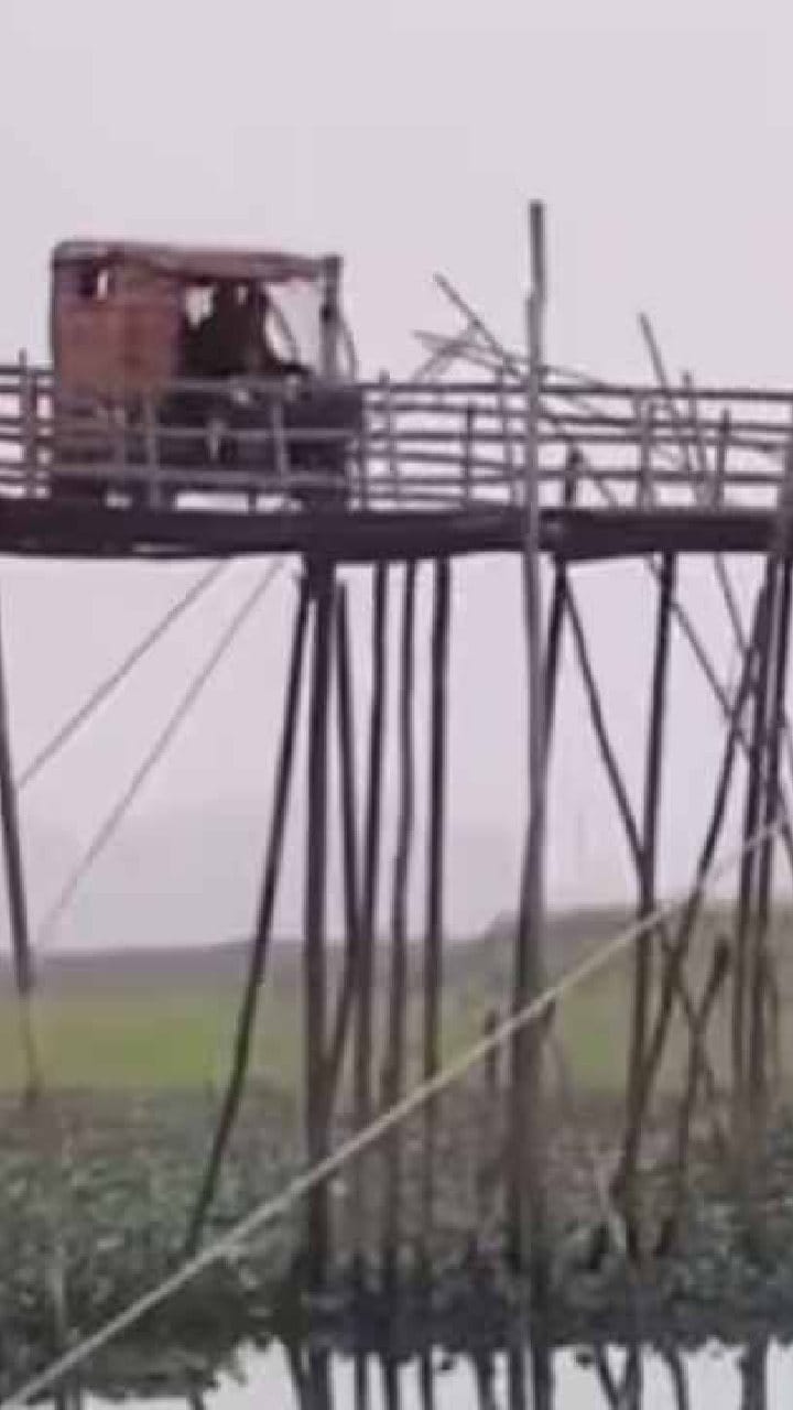 ಶಿಥಿಲವಾದ ಬಿದಿರಿನ ಸೇತುವೆ ಮೇಲೆ ಆಟೋ ಚಾಲಕನ ಸಾಹಸ