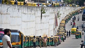 ಗ್ಯಾಸ್​ ಇಲ್ಲಿದೇ ಬೆಂಗಳೂರಿನ ಗಲ್ಲಿ ಗಲ್ಲಿಯಲ್ಲೂ ನಿಂತ ಆಟೋಗಳು!