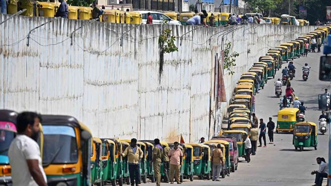 ಗ್ಯಾಸ್​ ಇಲ್ಲಿದೇ ಬೆಂಗಳೂರಿನ ಗಲ್ಲಿ ಗಲ್ಲಿಯಲ್ಲೂ ನಿಂತ ಆಟೋಗಳು!