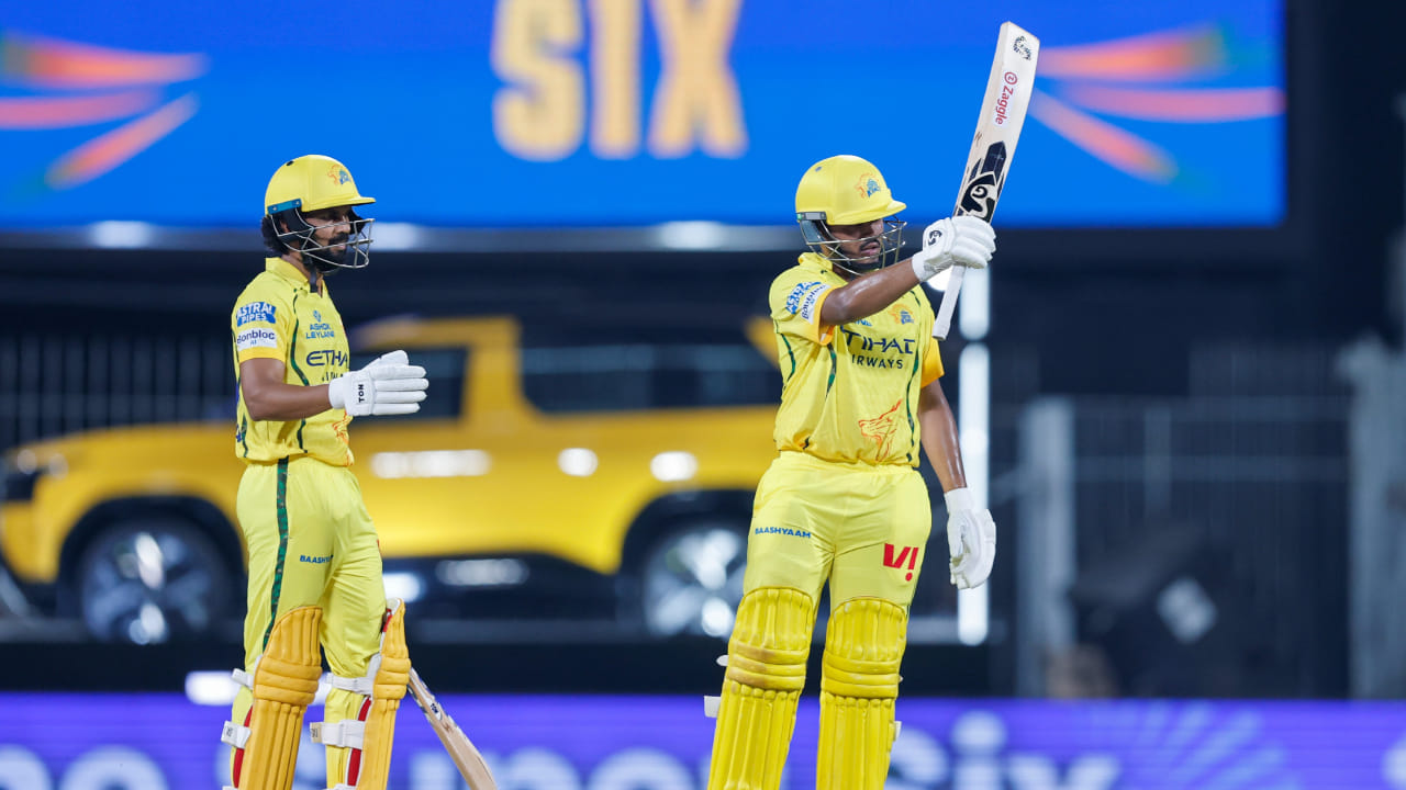 ಸಂಜು ಸ್ಯಾಮ್ಸನ್ ಅವರ ವಿಕೆಟ್ ಬೇಗನೇ ಪತನವಾದರೂ ಆ ಬಳಿಕ ಜೊತೆಯಾಗಿರುವ ನಾಯಕ ರುತುರಾಜ್ ಹಾಗೂ ಯುವ ಬ್ಯಾಟ್ಸ್‌ಮನ್ ಆಯುಷ್ ಮ್ಹಾತ್ರೆ ತಂಡವನ್ನು ಶತಕದ ಗಡಿ ದಾಟಿಸಿದ್ದಾರೆ. ಇವರಿಬ್ಬರ ಜೊತೆಯಾಟದಿಂದಾಗಿ ಸಿಎಸ್​ಕೆ ಕೇವಲ 10 ಓವರ್​ಗಳಲ್ಲಿ 100 ರನ್ ಕಲೆಹಾಕಿದೆ.