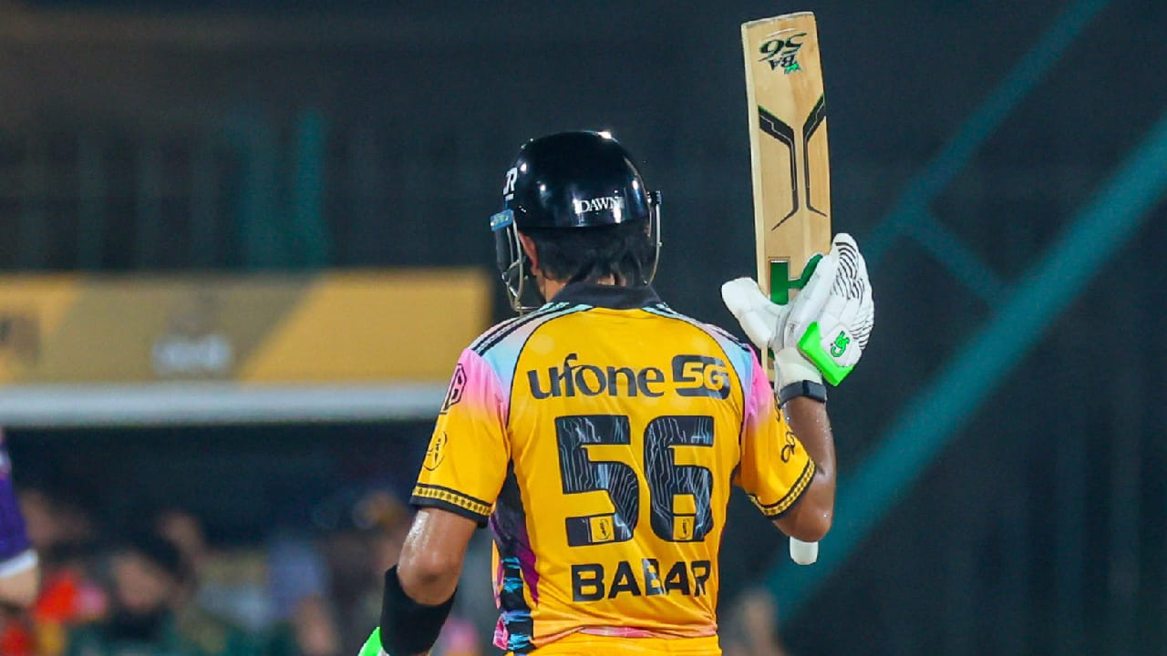 ಪಾಕಿಸ್ತಾನ್ ಸೂಪರ್ ಲೀಗ್​ನ 29ನೇ ಪಂದ್ಯದಲ್ಲಿ ಪೇಶಾವರ್ ಝಲ್ಮಿ ಹಾಗೂ ಕ್ವೆಟ್ಟಾ ಗ್ಲಾಡಿಯೇಟರ್ಸ್​ ತಂಡಗಳು ಮುಖಾಮುಖಿಯಾಗಿದ್ದವು. ಈ ಪಂದ್ಯದಲ್ಲಿ ಮೊದಲು ಬ್ಯಾಟ್ ಮಾಡಿದ ಪೇಶಾವರ್ ಝಲ್ಮಿ ಪರ ಆರಂಭಿಕನಾಗಿ ಕಣಕ್ಕಿಳಿದ ಬಾಬರ್ ಆಝಂ ಪ್ರಚಂಡ ಬ್ಯಾಟಿಂಗ್ ಪ್ರದರ್ಶಿಸಿದರು.