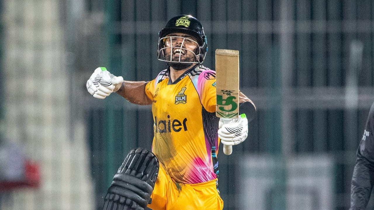 ಇದಾದ ಬಳಿಕ ಸತತವಾಗಿ ಕನಿಷ್ಠ ಒಂದು ರನ್​ಗಳಿಸುತ್ತಾ ಸಾಗಿದ ಬಾಬರ್ ಆಝಂ 52 ಎಸೆತಗಳಲ್ಲಿ ಶತಕ ಪೂರೈಸಿದರು. ಈ ಮೂಲಕ ಟಿ20 ಕ್ರಿಕೆಟ್ ಇತಿಹಾಸದಲ್ಲೇ ಒಂದೇ ಒಂದು ಡಾಟ್ ಬಾಲ್ ಆಡುವ ಮೂಲಕ ಸೆಂಚುರಿ ಸಿಡಿಸಿದ ಮೊದಲ ಬ್ಯಾಟರ್ ಎಂಬ ವಿಶ್ವ ದಾಖಲೆಯನ್ನು ತಮ್ಮದಾಗಿಸಿಕೊಂಡರು.