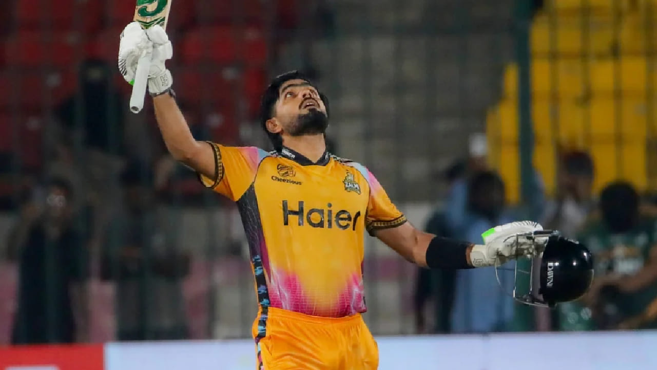 ಇದೀಗ ಈ ವಿಶ್ವ ದಾಖಲೆಯನ್ನು ಬಾಬರ್ ಆಝಂ ತಮ್ಮದಾಗಿಸಿಕೊಂಡಿದ್ದಾರೆ. ಟಿ20 ಕ್ರಿಕೆಟ್​ನಲ್ಲಿ 147 ಇನಿಂಗ್ಸ್​ಗಳಲ್ಲಿ ನಾಯಕನಾಗಿ ಕಣಕ್ಕಿಳಿದಿರುವ ಬಾಬರ್ ಒಟ್ಟು 9 ಶತಕ ಸಿಡಿಸಿದ್ದಾರೆ. ಈ ಮೂಲಕ ಚುಟುಕು ಕ್ರಿಕೆಟ್​ನಲ್ಲಿ ಅತ್ಯಧಿಕ ಸೆಂಚುರಿ ಸಿಡಿಸಿದ ಕ್ಯಾಪ್ಟನ್ ಎಂಬ ವಿಶ್ವ ದಾಖಲೆಯನ್ನು ತಮ್ಮದಾಗಿಸಿಕೊಂಡಿದ್ದಾರೆ.