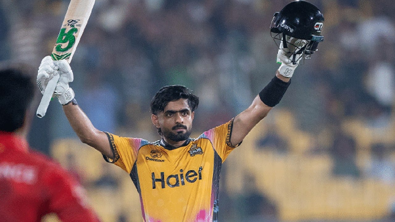 ಪಾಕಿಸ್ತಾನ್ ಸೂಪರ್ ಲೀಗ್​ನ ಕ್ವಾಲಿಫೈರ್​ ಪಂದ್ಯದಲ್ಲಿ ಪೇಶಾವರ್ ಝಲ್ಮಿ ಪರ ಆರಂಭಿಕನಾಗಿ ಕಣಕ್ಕಿಳಿದ ಬಾಬರ್ ಆಝಂ 59 ಎಸೆತಗಳಲ್ಲಿ 4 ಸಿಕ್ಸರ್ ಹಾಗೂ 12 ಫೋರ್​ಗಳೊಂದಿಗೆ 103 ರನ್ ಬಾರಿಸಿದ್ದರು. ಈ ಶತಕದೊಂದಿಗೆ ಟಿ20 ಕ್ರಿಕೆಟ್​ನಲ್ಲಿ ಅತ್ಯಧಿಕ ಸೆಂಚುರಿ ಸಿಡಿಸಿದ ನಾಯಕನೆಂಬ ವಿಶ್ವ ದಾಖಲೆಯನ್ನು ಬಾಬರ್ ತಮ್ಮದಾಗಿಸಿಕೊಂಡರು.