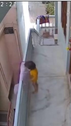 ಚಪ್ಪಲಿ, ಬಟ್ಟೆಗಳು ಎಲ್ಲವನ್ನೂ ಮನೆಯಿಂದ ಕೆಳಗೆಸೆಯುವ ಪುಟಾಣಿ