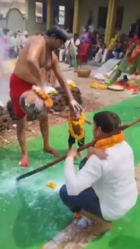 ಮಕ್ಕಳ ಮೇಲೆ ಬಿಸಿ ಬಿಸಿ ಹಾಲು ಸುರಿದ ಅರ್ಚಕರು