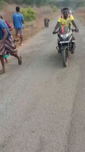 ಅಮ್ಮನಿಂದ ತಪ್ಪಿಸಿಕೊಂಡು ರಸ್ತೆಗೆ ಬಂದ ಕಾಡಾನೆ ಮರಿಯ ಖುಷಿ ನೋಡಿ!