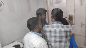 ಅಸಭ್ಯ ವರ್ತನೆ: ಗ್ರಾಹಕರ ಎದುರೇ ಕ್ಲಾಸ್​​ ತೆಗೆದುಕೊಂಡ ಮಹಿಳಾ ಸಿಬ್ಬಂದಿ