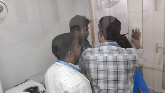 ಅಸಭ್ಯ ವರ್ತನೆ: ಗ್ರಾಹಕರ ಎದುರೇ ಕ್ಲಾಸ್​​ ತೆಗೆದುಕೊಂಡ ಮಹಿಳಾ ಸಿಬ್ಬಂದಿ