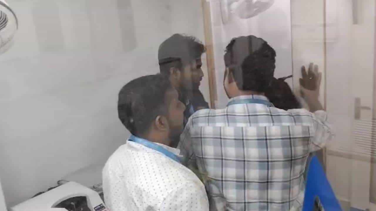 ಬ್ಯಾಂಕ್ ಕ್ಯಾಶಿಯರ್ನಿಂದ ಅಸಭ್ಯ ವರ್ತನೆ: ಗ್ರಾಹಕರ ಎದುರೇ ಕ್ಲಾಸ್ ತೆಗೆದುಕೊಂಡ ಮಹಿಳಾ ಸಿಬ್ಬಂದಿ ಬ್ಯಾಂಕ್ ಕ್ಯಾಶಿಯರ್ನಿಂದ ಅಸಭ್ಯ ವರ್ತನೆ: ಗ್ರಾಹಕರ ಎದುರೇ ಕ್ಲಾಸ್ ತೆಗೆದುಕೊಂಡ ಮಹಿಳಾ ಸಿಬ್ಬಂದಿ