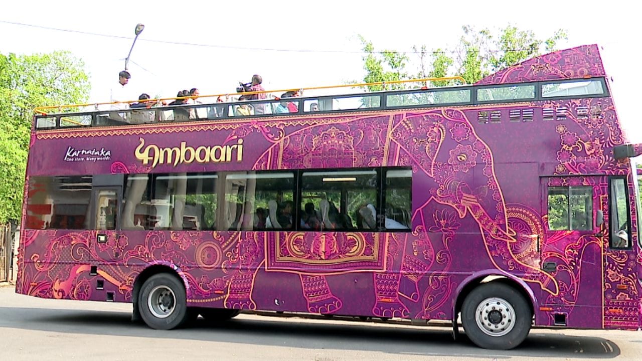 ಜನವರಿ ತಿಂಗಳಲ್ಲಿ ಕರ್ನಾಟಕ ರಾಜ್ಯ ಪ್ರವಾಸೋದ್ಯಮ ಅಭಿವೃದ್ಧಿ ನಿಗಮ (KSTDC) ಆರಂಭಿಸಿದ ಈ ಡಬಲ್ ಡೆಕ್ಕರ್ ಬಸ್‌ಗೆ ಈಗ ಎಲ್ಲಿಲ್ಲದ ಬೇಡಿಕೆ ಬಂದಿದೆ. ಈ ಬಸ್‌ನಲ್ಲಿ ಒಟ್ಟು 44 ಆಸನಗಳಿದ್ದು, ಬಸ್‌ನ ಮೇಲ್ಭಾಗದಲ್ಲಿ (Top Deck) 20 ಆಸನಗಳಿವೆ. 
