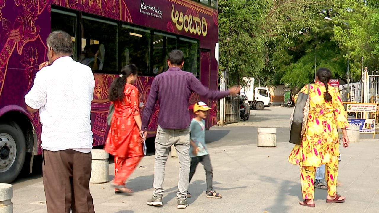 ಬಿಸಿಲು ನೆತ್ತಿ ಸುಡುತ್ತಿದ್ದರೂ ಜನ ಕೆಳಗಿನ ಎಸಿ ಸೀಟುಗಳಿಗಿಂತ ಮೇಲಿನ ಓಪನ್ ಟಾಪ್ ಸೀಟುಗಳನ್ನೇ ಹೆಚ್ಚು ಇಷ್ಟಪಡುತ್ತಿದ್ದಾರೆ. ತಲೆಗೆ ಕ್ಯಾಪ್, ಕಣ್ಣಿಗೆ ಕೂಲಿಂಗ್ ಗ್ಲಾಸ್ ಹಾಕಿಕೊಂಡು ಹೈಟೆಕ್ ಆಗಿ ಸಿಟಿ ರೌಂಡ್ಸ್ ಹೊಡೆಯುತ್ತಿದ್ದಾರೆ.
