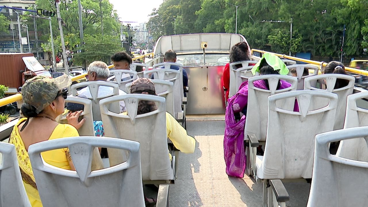 ವಾರಾಂತ್ಯ ಬಂತೆಂದರೆ ಅಂಬಾರಿ ಬಸ್ ಏರಲು ಜನ ಸಾಲು ನಿಲ್ಲುತ್ತಿದ್ದಾರೆ. 'ಹಾಪ್ ಆನ್ ಹಾಪ್ ಆಫ್' (Hop-on Hop-off) ಮಾದರಿಯ ಈ ಬಸ್, ಸುಮಾರು 45 ನಿಮಿಷಗಳ ಕಾಲ ನಗರದ ಪ್ರಮುಖ ಪ್ರವಾಸಿ ತಾಣಗಳ ದರ್ಶನ ಮಾಡಿಸುತ್ತದೆ.
