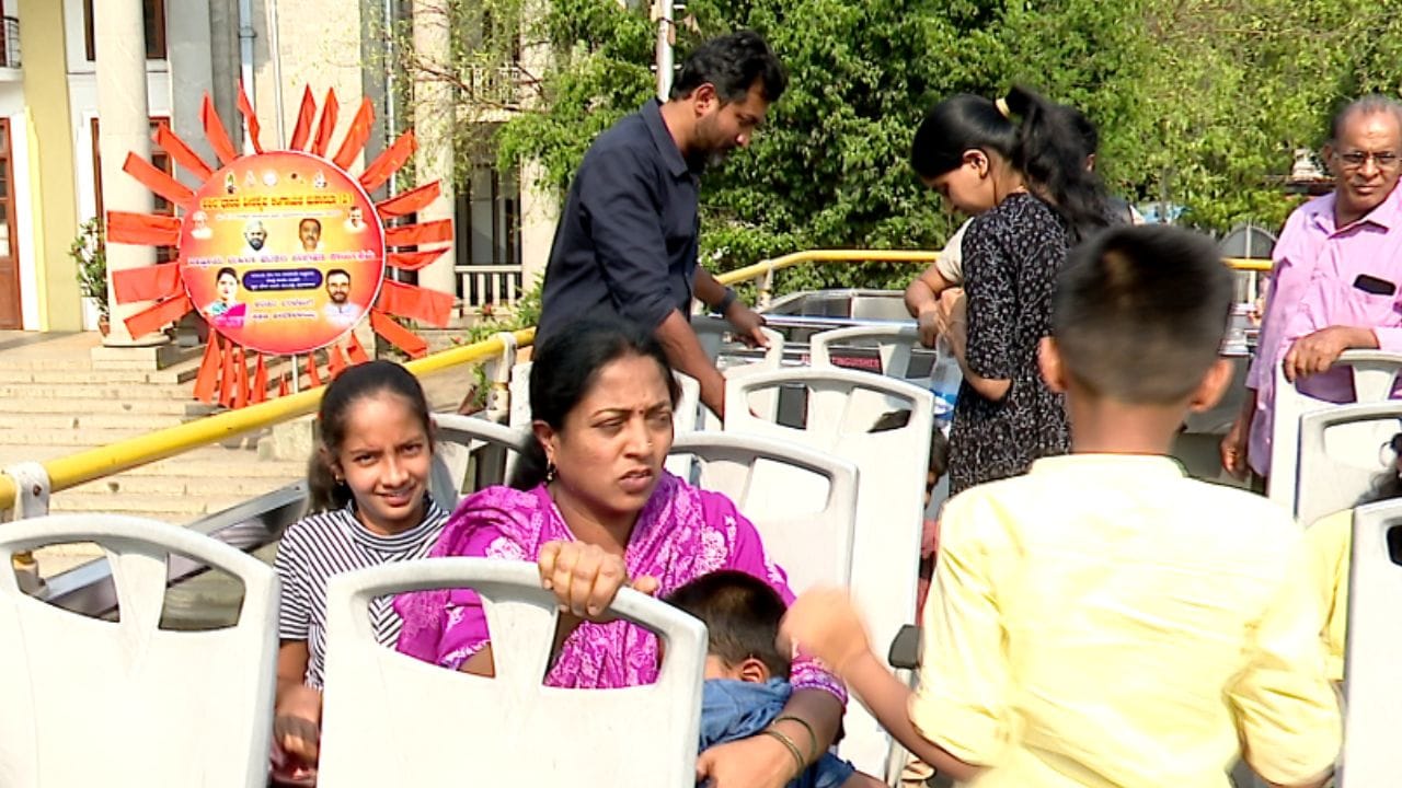 ಬಿಸಿಲಿದ್ದರೂ ಪರವಾಗಿಲ್ಲ, ಬೆಂಗಳೂರಿನ ಹಸಿರು ಮತ್ತು ಸುಂದರ ಕಟ್ಟಡಗಳನ್ನು ಎತ್ತರದಿಂದ ನೋಡುವ ಮಜವೇ ಬೇರೆ ಎಂಬುದು ಪ್ರವಾಸಿಗರ ಅಭಿಪ್ರಾಯ.